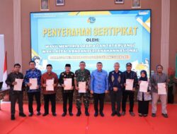 Wamen ATR/BPN Ossy Dermawan Serahkan Sertifikat Tanah untuk Pemkab Donggala