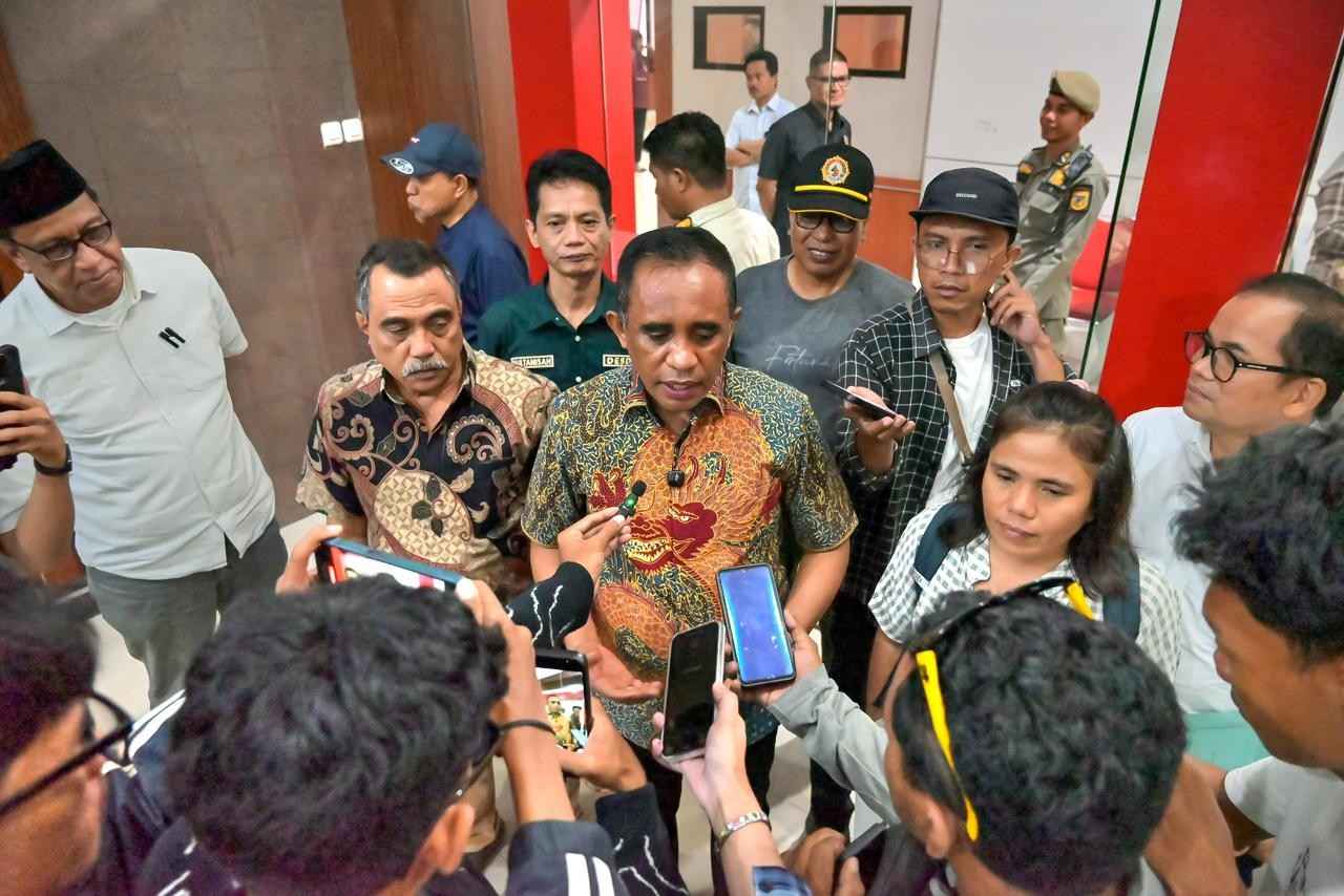 Gubernur Anwar Hafid