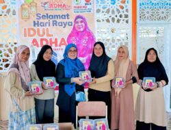 Ketua Fraksi PKS Sulteng Bagikan Daging Kurban hingga ke Rumah Warga