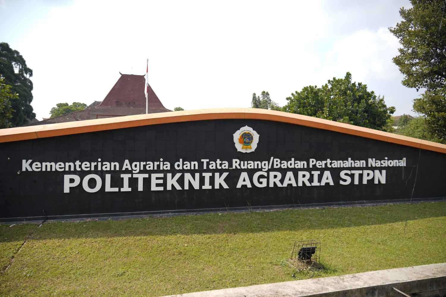 Tampak depan Kampus Politeknik Agraria STPN di Sleman, Daerah Istimewa Yogyakarta