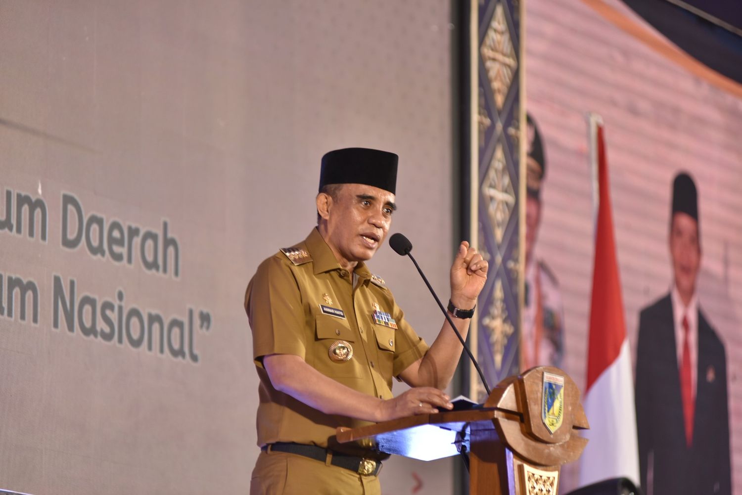 Gubernur Anwar Hafid