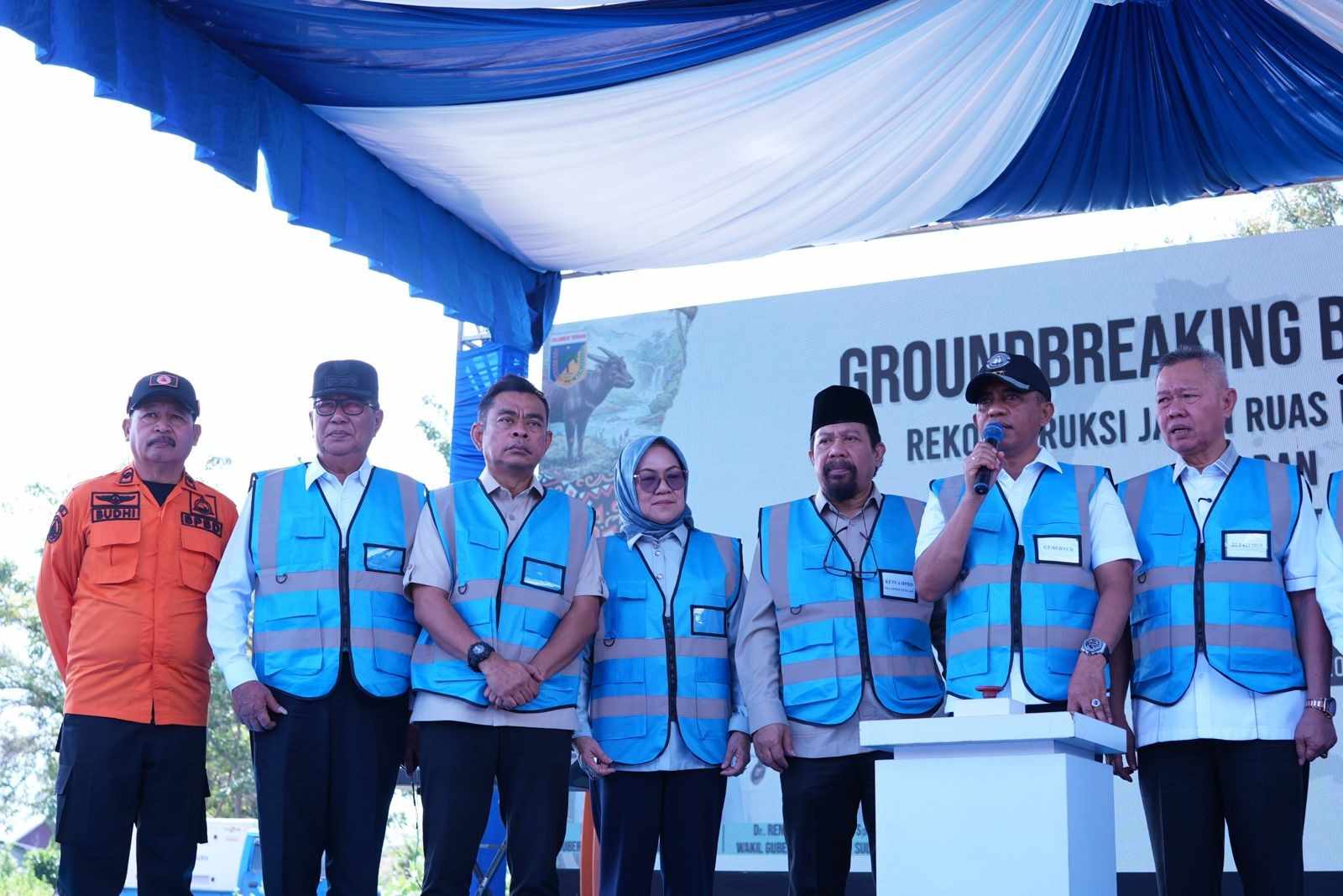 Gubernur Anwar Hafid