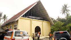 Relawan PKS Sulteng Bersihkan Gereja dan Masjid Terdampak Gempa di Nokilalaki Sigi