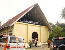 Relawan PKS Sulteng Bersihkan Gereja dan Masjid Terdampak Gempa di Nokilalaki Sigi