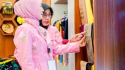 Ketua Dekranasda Sulteng Promosikan Tenun Donggala di Puncak HUT Dekranas ke-46 Makassar
