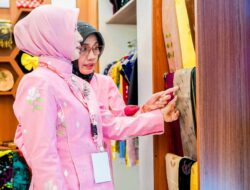 Ketua Dekranasda Sulteng Promosikan Tenun Donggala di Puncak HUT Dekranas ke-46 Makassar